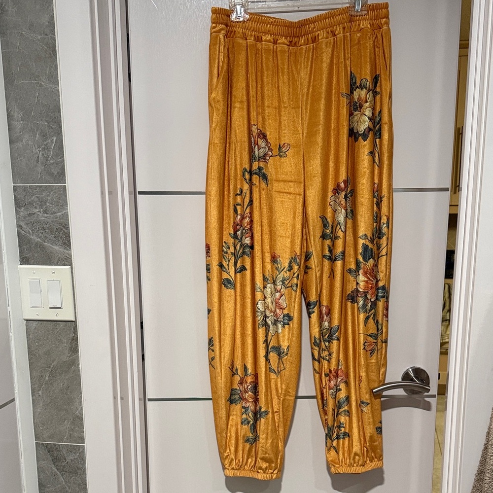 Floral High Waisted Velvet Wide-Leg Joggers in Dark Yellow Size 14 - Picture 2 of 10